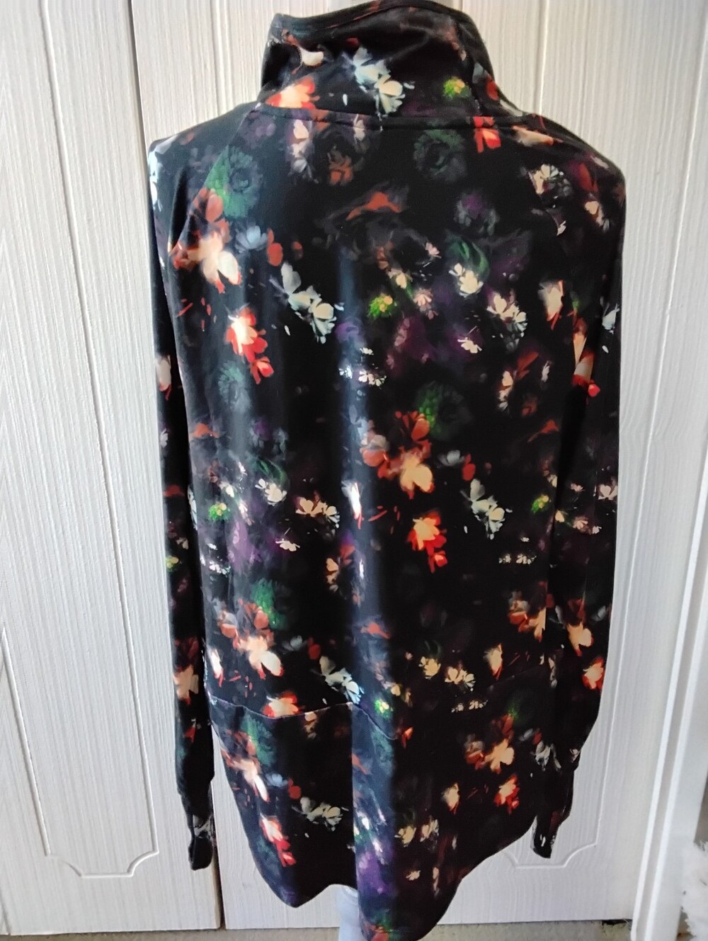 NWT, NINE WEST Dark Floral Long Sleeve Top, size XL - Picture 3 of 10